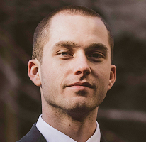 Thomas Whitfield, analyste en trading et expert des marchés crypto, portrait.